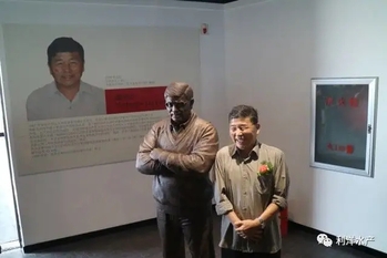 同学生为自己铸的铜像合影